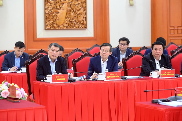 Các đồng chí lãnh đạo và các đại biểu tham dự cuộc làm việc. (Ảnh: ĐĂNG KHOA)