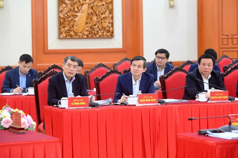 Các đồng chí lãnh đạo và các đại biểu tham dự cuộc làm việc. (Ảnh: ĐĂNG KHOA)