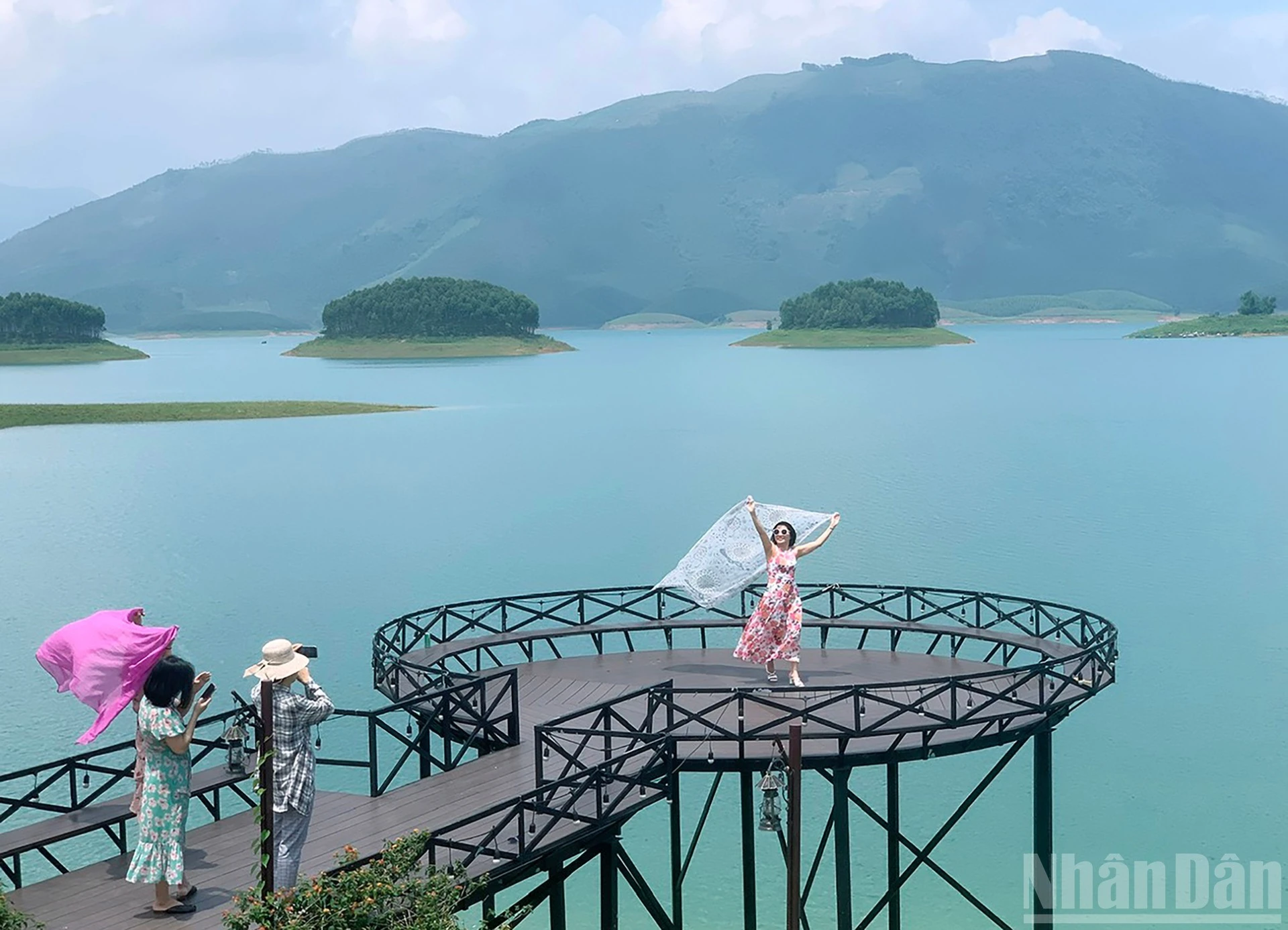 Thác Bà Paradise có nhiều địa điểm để du khách Checkin và thưởng thức ẩm thực cá hồ, dê, gà, lợn... đều được nuôi bán chăn thả trên các đảo.