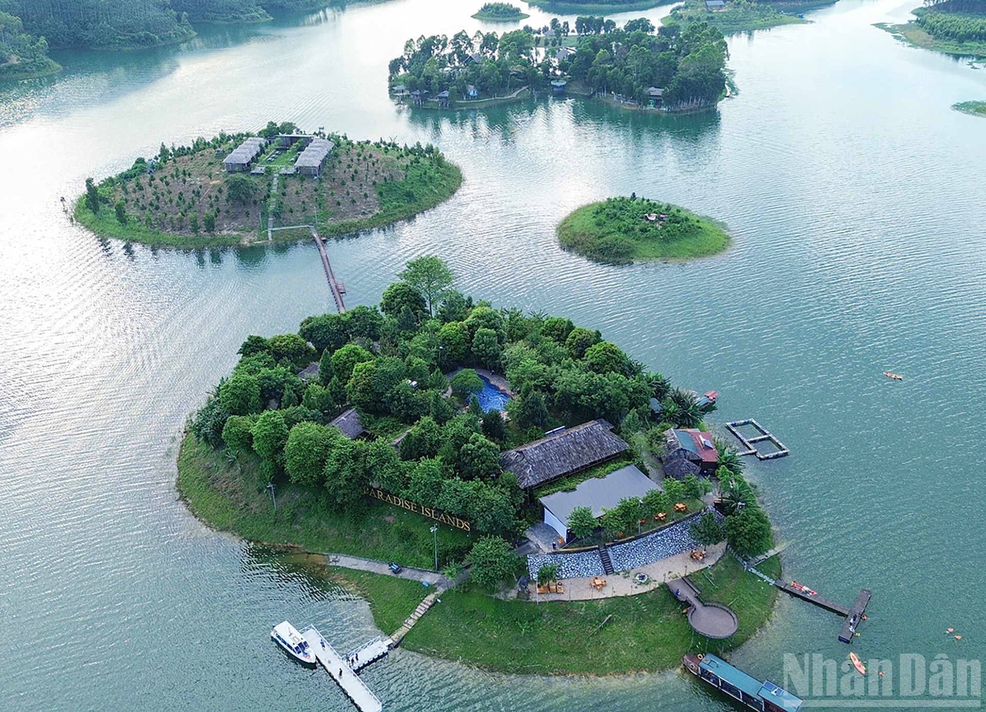 Toàn cảnh khu nghỉ dưỡng Thác Bà Paradise nằm trên một hòn đảo với hệ thống 1 nhà sinh hoạt chung và 6 căn Bungalow biệt lập cùng 1 hồ bơi rộng nằm giữa trung tâm của đảo. Toàn cảnh khu nghỉ dưỡng Thác Bà Paradise nằm trên một hòn đảo với hệ thống 1 nhà sinh hoạt chung và 6 căn Bungalow biệt lập cùng 1 hồ bơi rộng nằm giữa trung tâm của đảo.