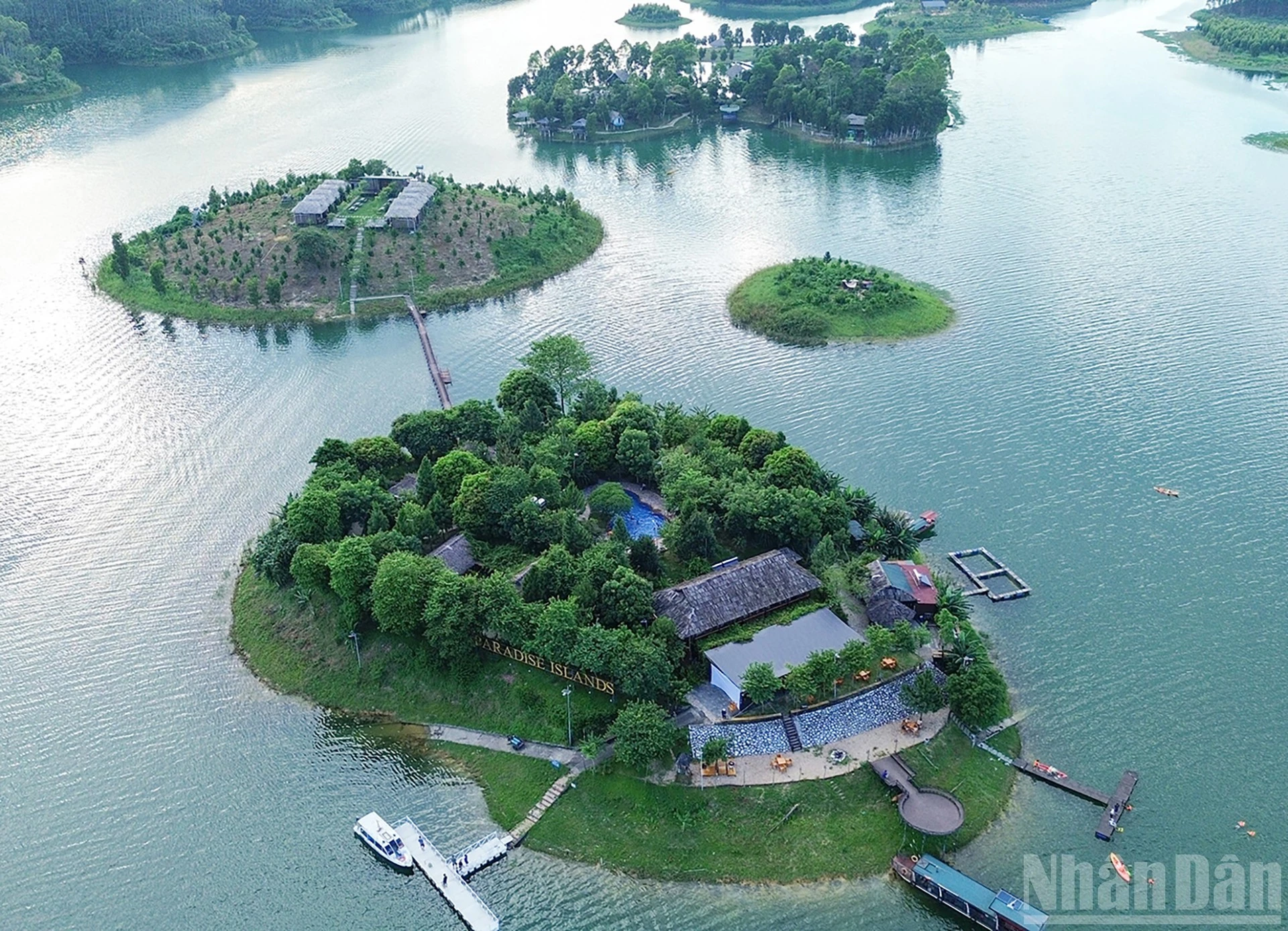 Toàn cảnh khu nghỉ dưỡng Thác Bà Paradise nằm trên một hòn đảo với hệ thống 1 nhà sinh hoạt chung và 6 căn Bungalow biệt lập cùng 1 hồ bơi rộng nằm giữa trung tâm của đảo.