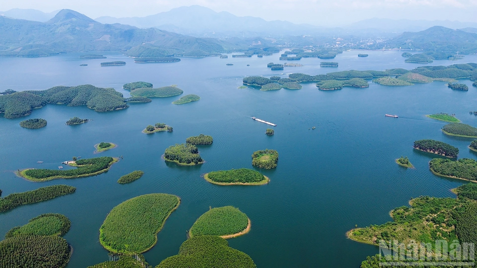 Với trên 1.300 hòn đảo lớn nhỏ, hồ Thác Bà được ví như Vịnh Hạ Long trên núi, sẽ trở thành khu trung tâm du lịch xanh của vùng Tây Bắc.