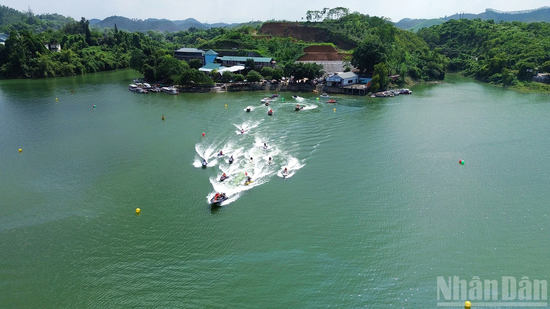 Các hoạt động thể thao dưới nước được đông đảo du khách trong và ngoài nước đến trải nghiệm.