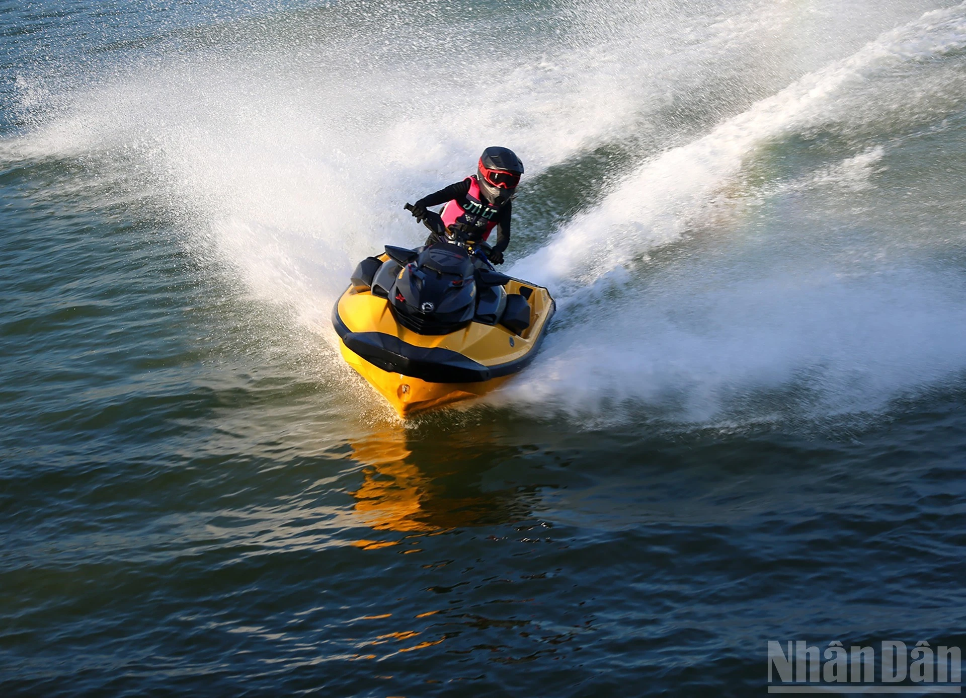 Trong số các môn thể thao dưới nước, mô-tô nước mạo hiểm, tốc độ được nhiều du khách thích trải nghiệm.