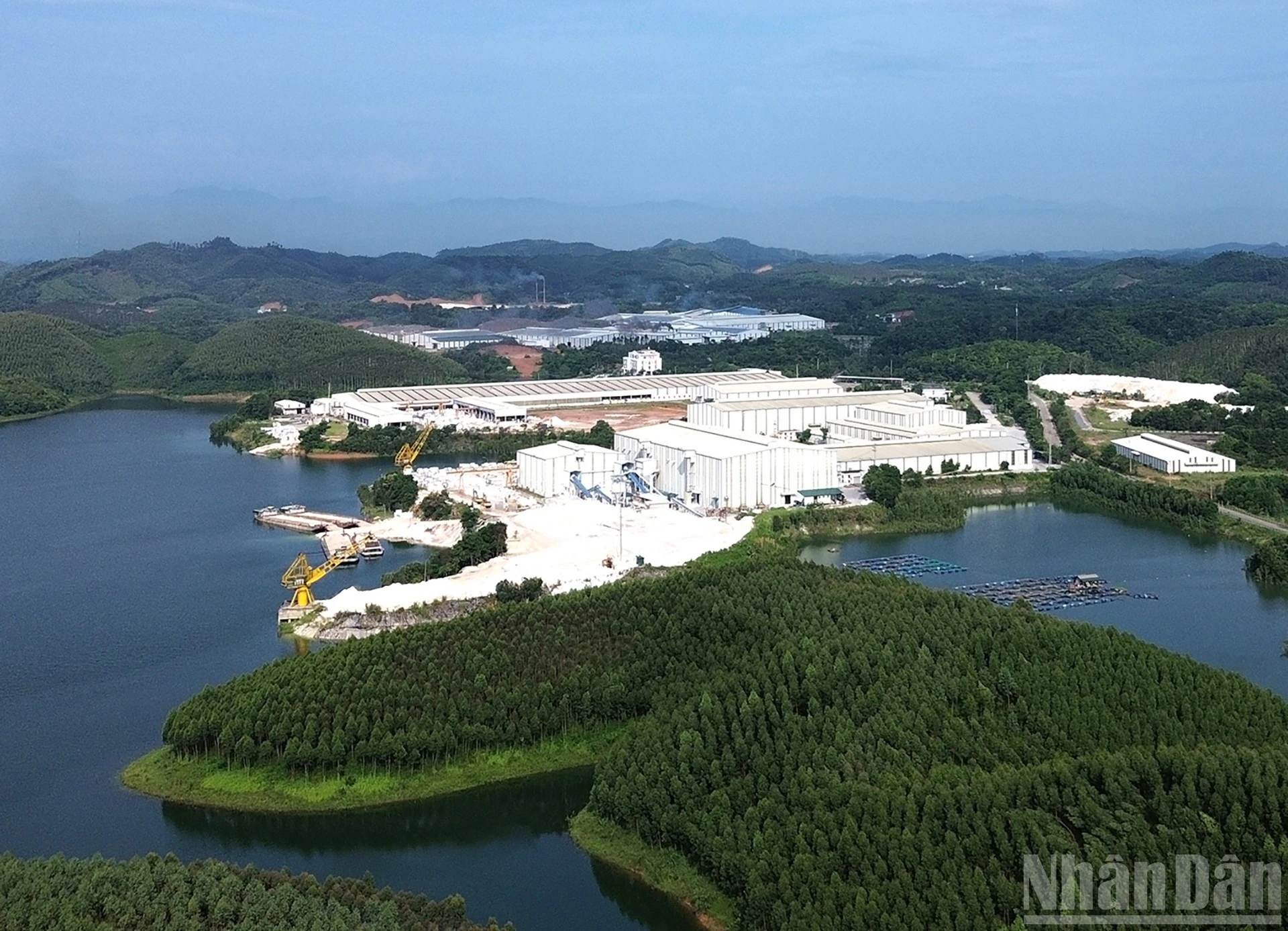 Song song với việc phát triển du lịch hồ Thác Bà có diện tích mặt nước rộng, sâu thuận lợi cho các xà lan, tàu bè vận chuyển hàng hóa, đá, cát, sỏi của các doanh nghiệp địa phương.