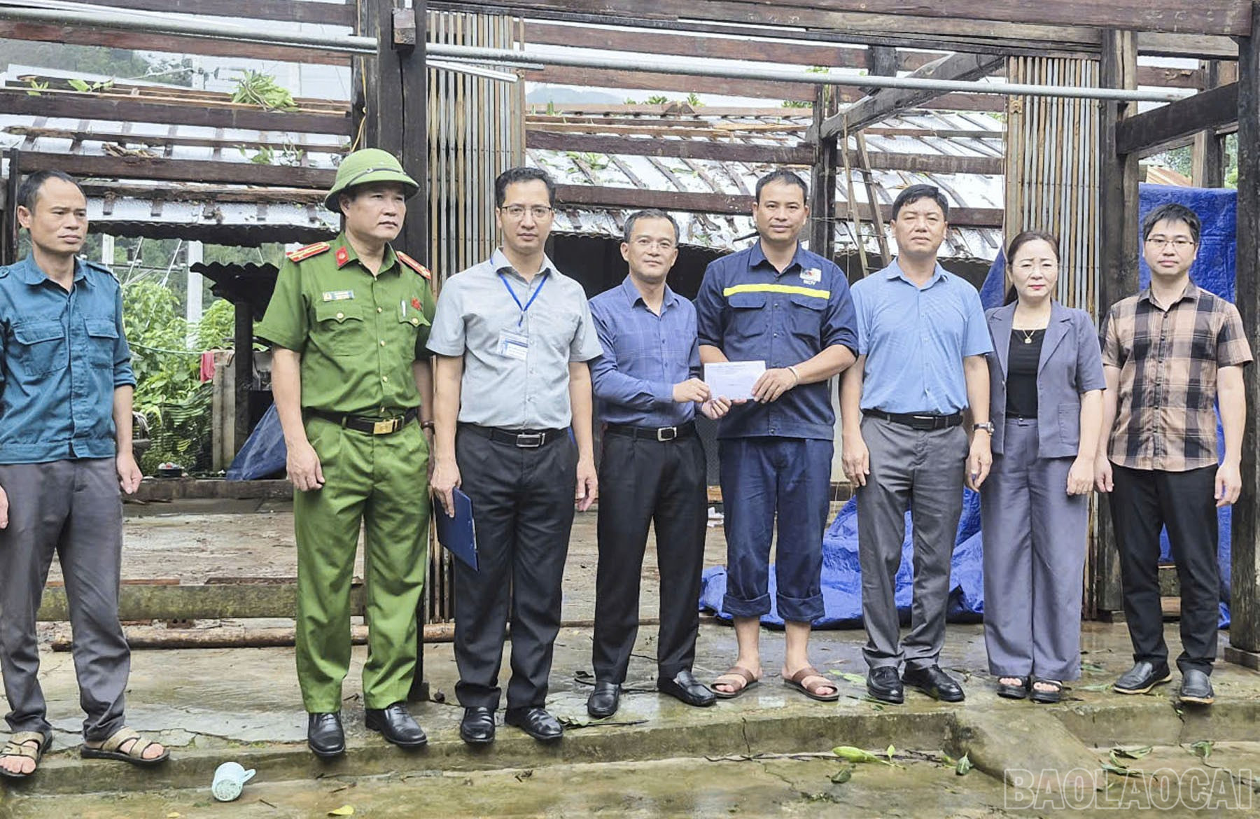 Trao hỗ trợ cho gia đình chị Lý Thị Bích, thôn Nậm Chỏn. baolaocai-br_trao-ho-tro-cho-gia-dinh-ly-thi-bich-thon-nam-chon.jpg