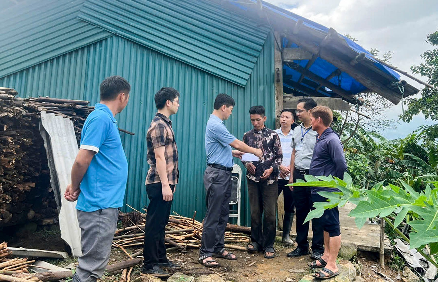 Trao hỗ trợ cho hộ anh Gì A Páo, thôn Bản Lầu. baolaocai-br_trao-ho-tro-cho-ho-anh-gi-a-pao-thon-ban-lau.jpg