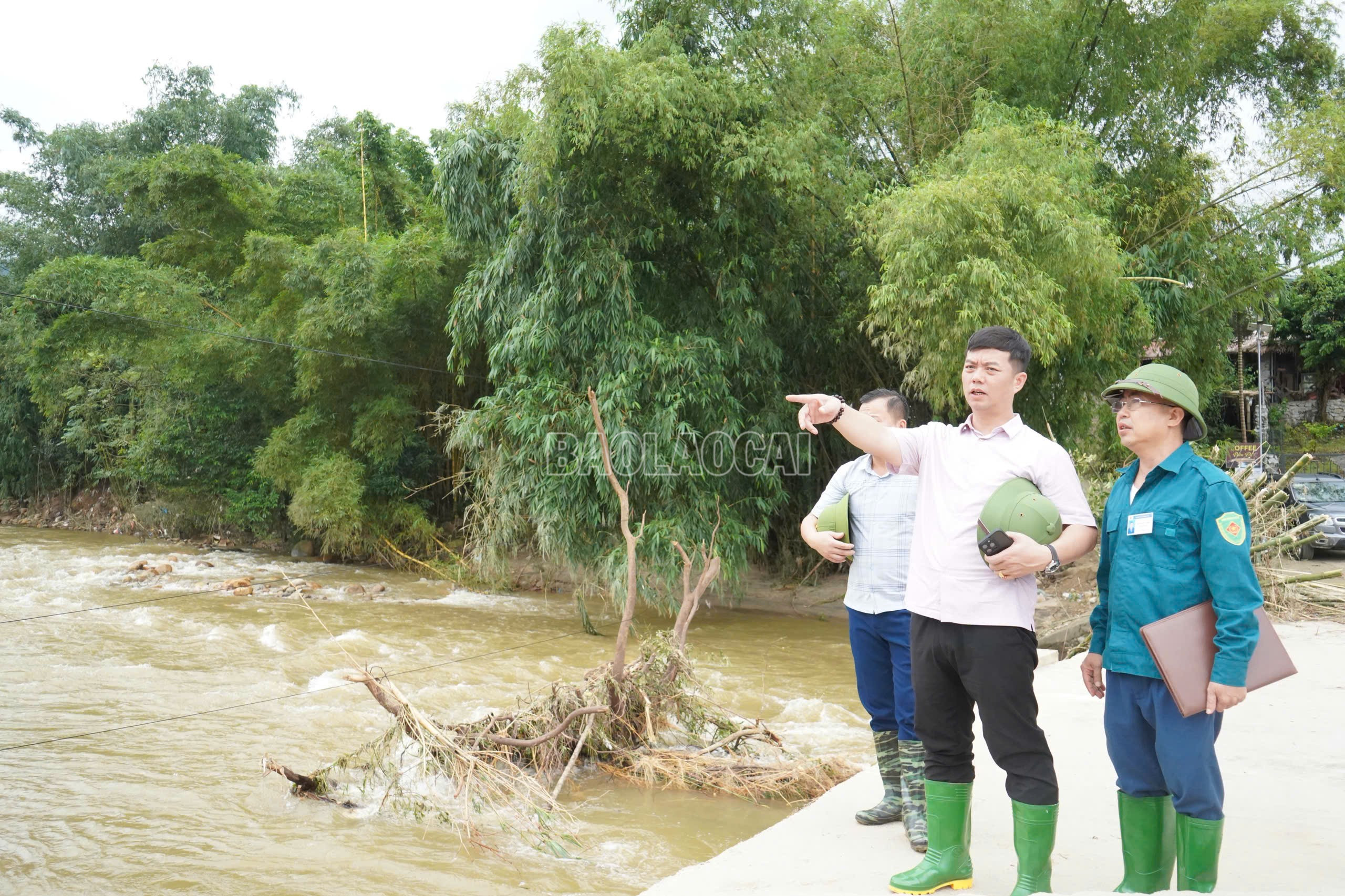 Đồng chí Nguyễn Minh Toàn kiểm tra tình hình mưa lũ tại khu vực Văn Bàn.