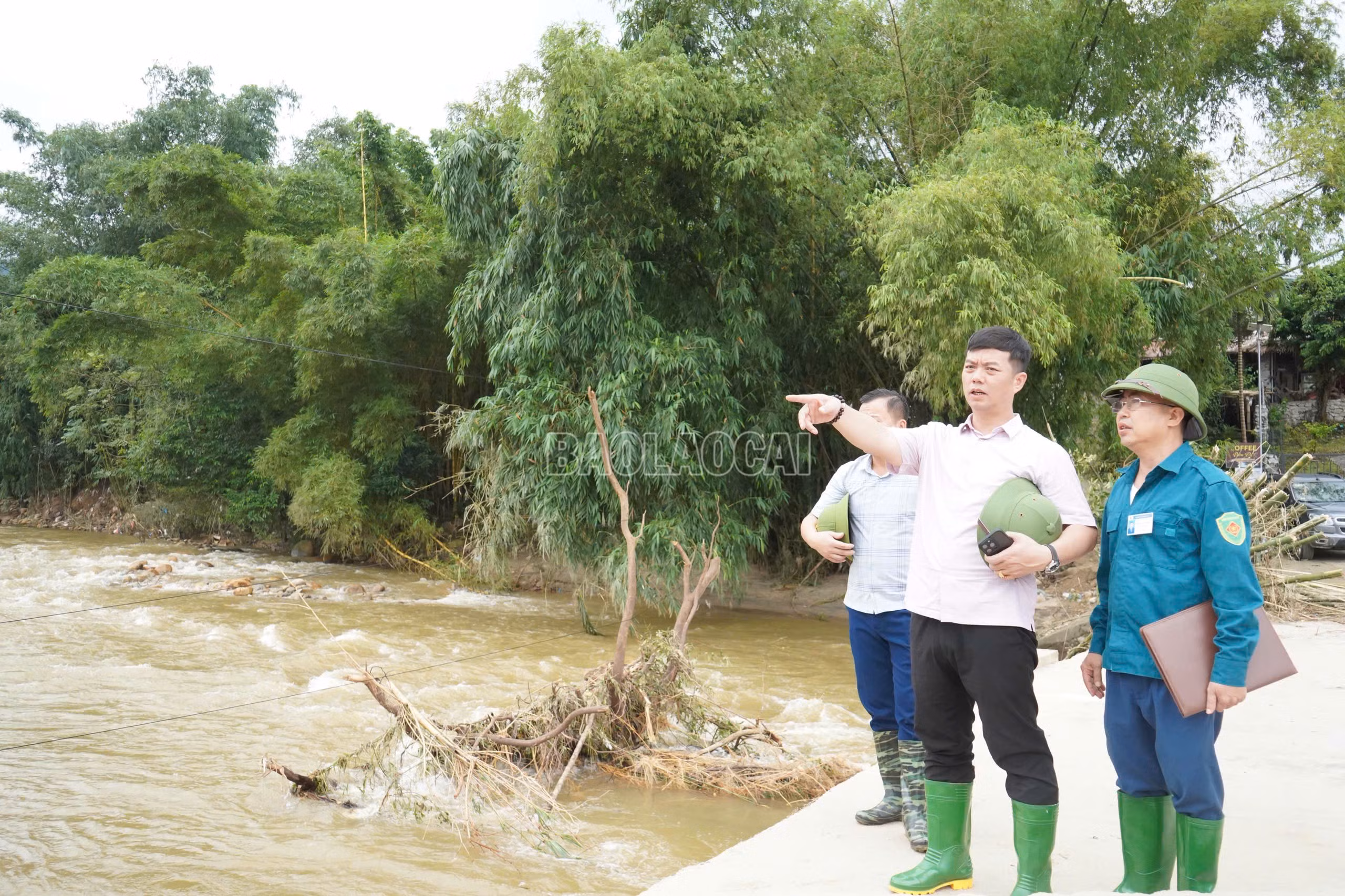 Đồng chí Nguyễn Minh Toàn kiểm tra tình hình mưa lũ tại khu vực Văn Bàn.