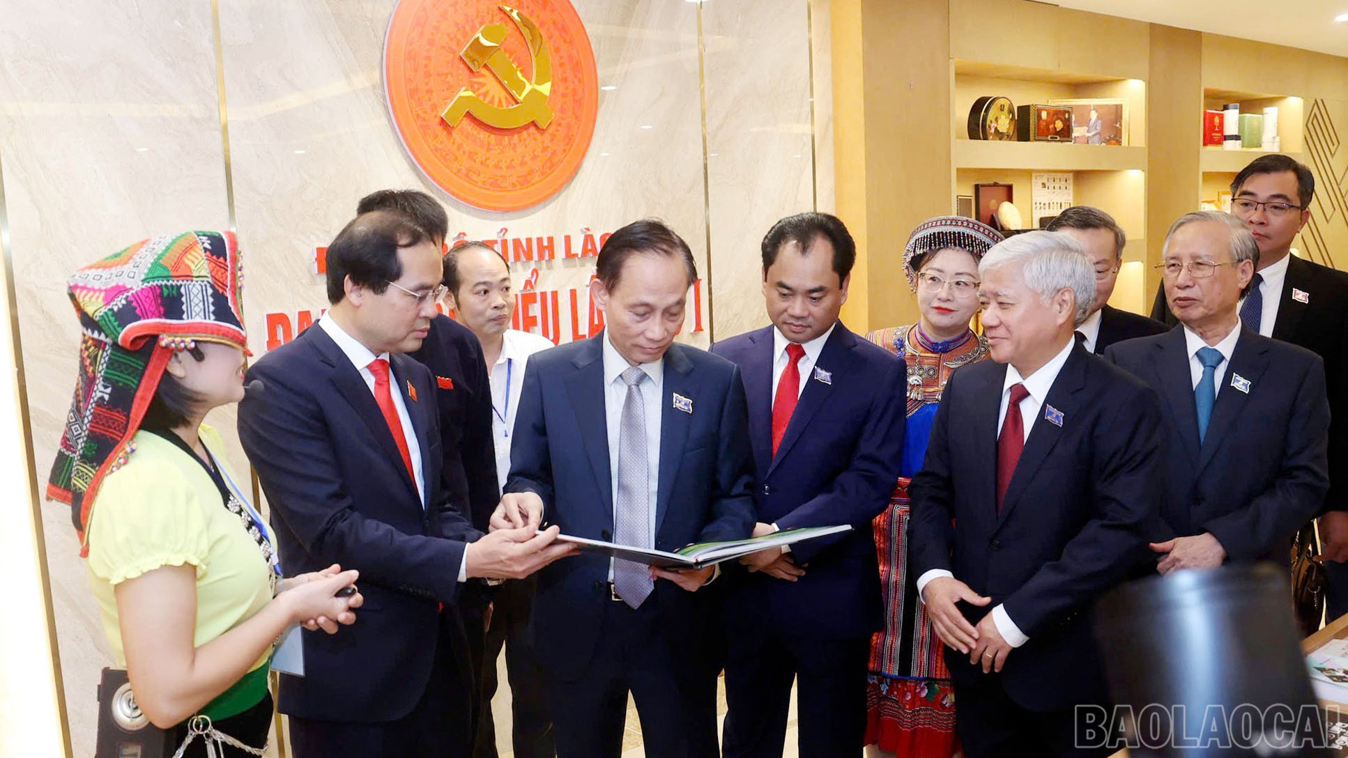 Đồng chí Lê Hoài Trung - Bí thư Trung ương Đảng, Quyền Bộ trưởng Bộ Ngoại giao tham quan triển lãm phát triển kinh tế - xã hội và công tác đối ngoại của tỉnh tại Đại hội đại biểu Đảng bộ tỉnh lần thứ I, tháng 9/2025. baolaocai-br_z7060687111326-65ed75c3157024f60606baaf0f46ae57-9311.jpg