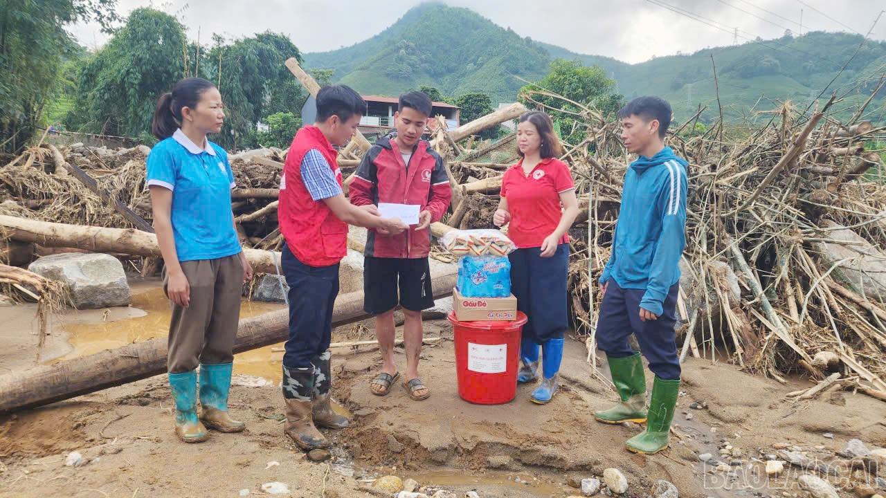 Hội Chữ thập đỏ tỉnh trao hỗ trợ cho người dân Dương Quỳ. baolaocai-br_22.jpg
