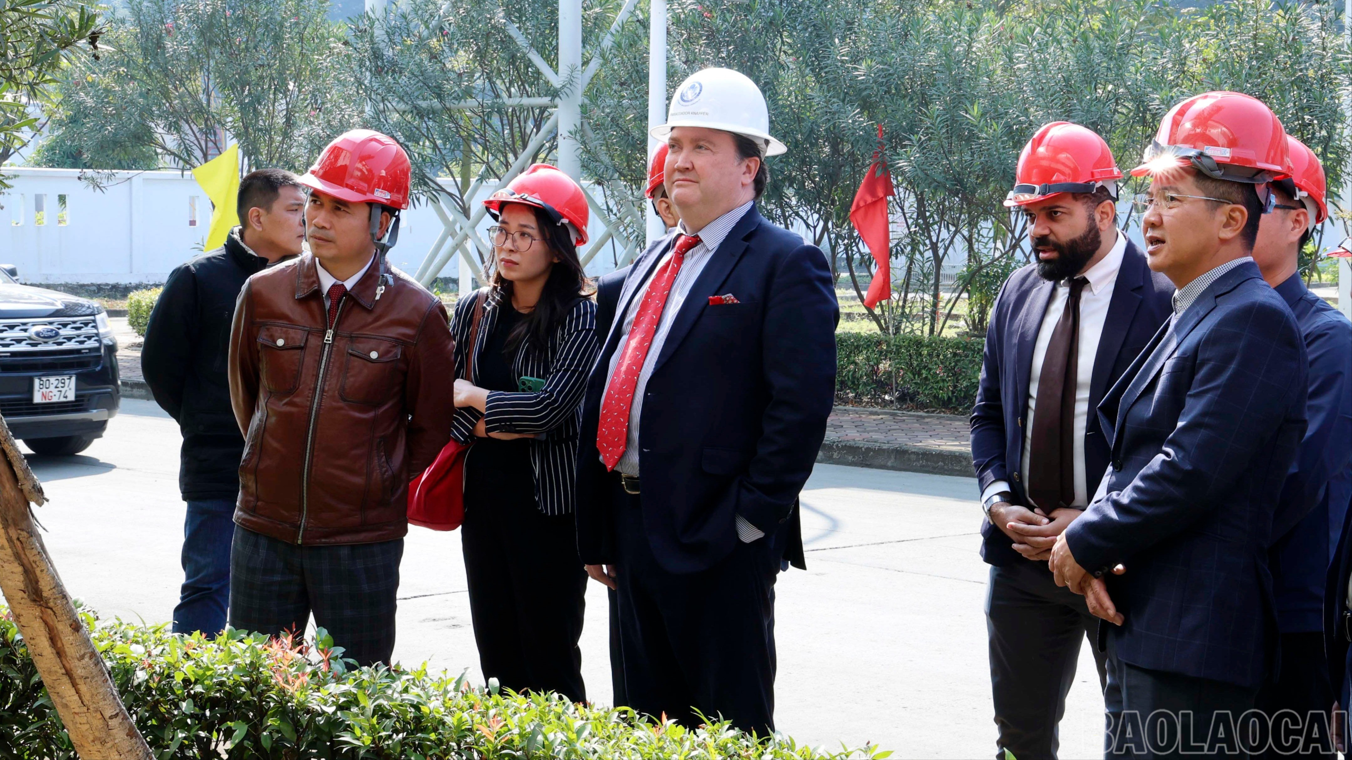 Đại sứ đặc mệnh toàn quyền Hoa Kỳ tại Việt Nam đến thăm Nhà máy luyện đồng tại xã Bát Xát vào đầu năm 2025. baolaocai-br_060a7799.jpg