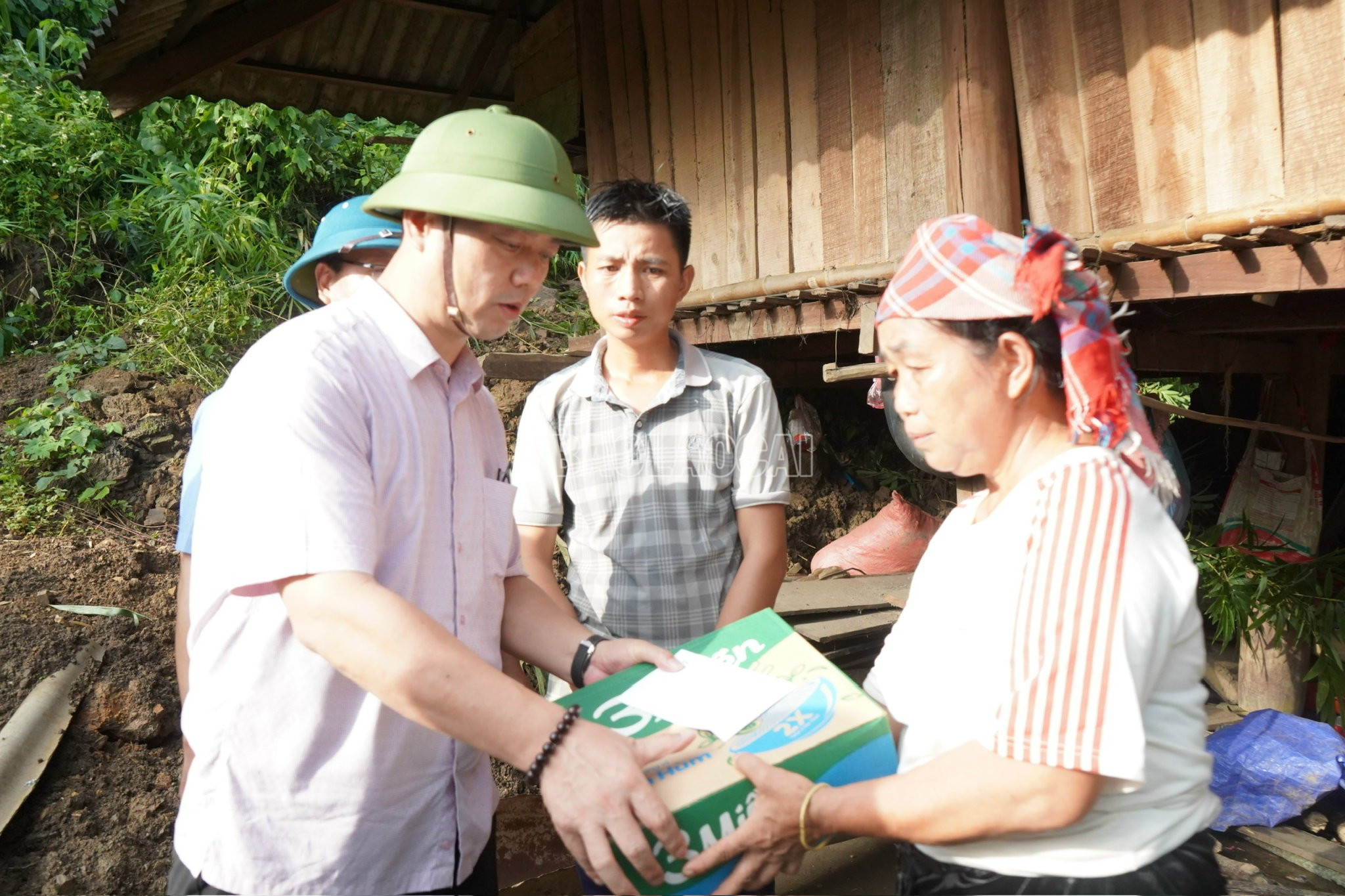 Đồng chí Nguyễn Minh Toàn tặng quà người dân.