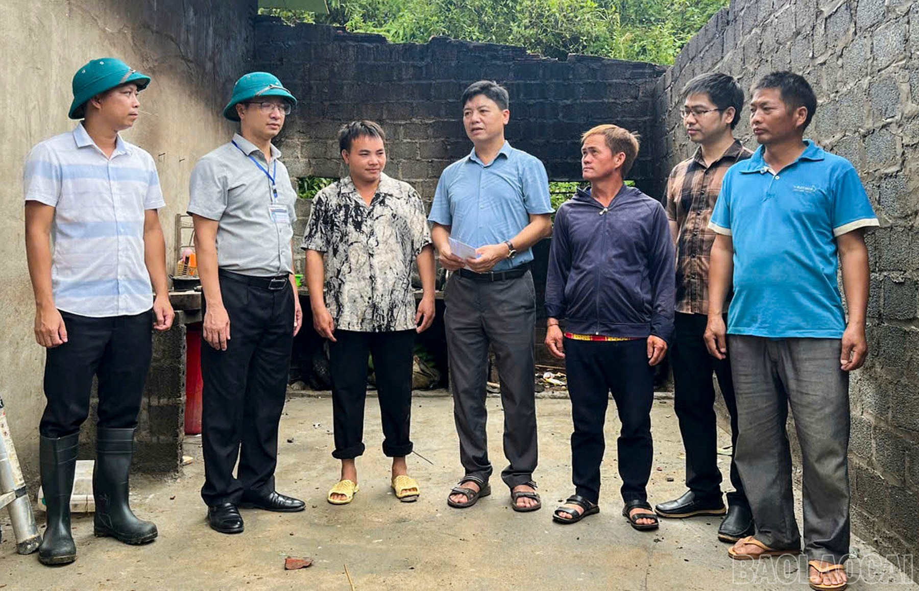 Thăm hỏi, động viên và trao hỗ trợ cho gia đình anh Gì A Sà, thôn Bản Lầu, baolaocai-br_tham-hoi-dong-vien-va-trao-ho-tro-cho-gia-dinh-anh-gi-a-sa-thon-ban-lau.jpg