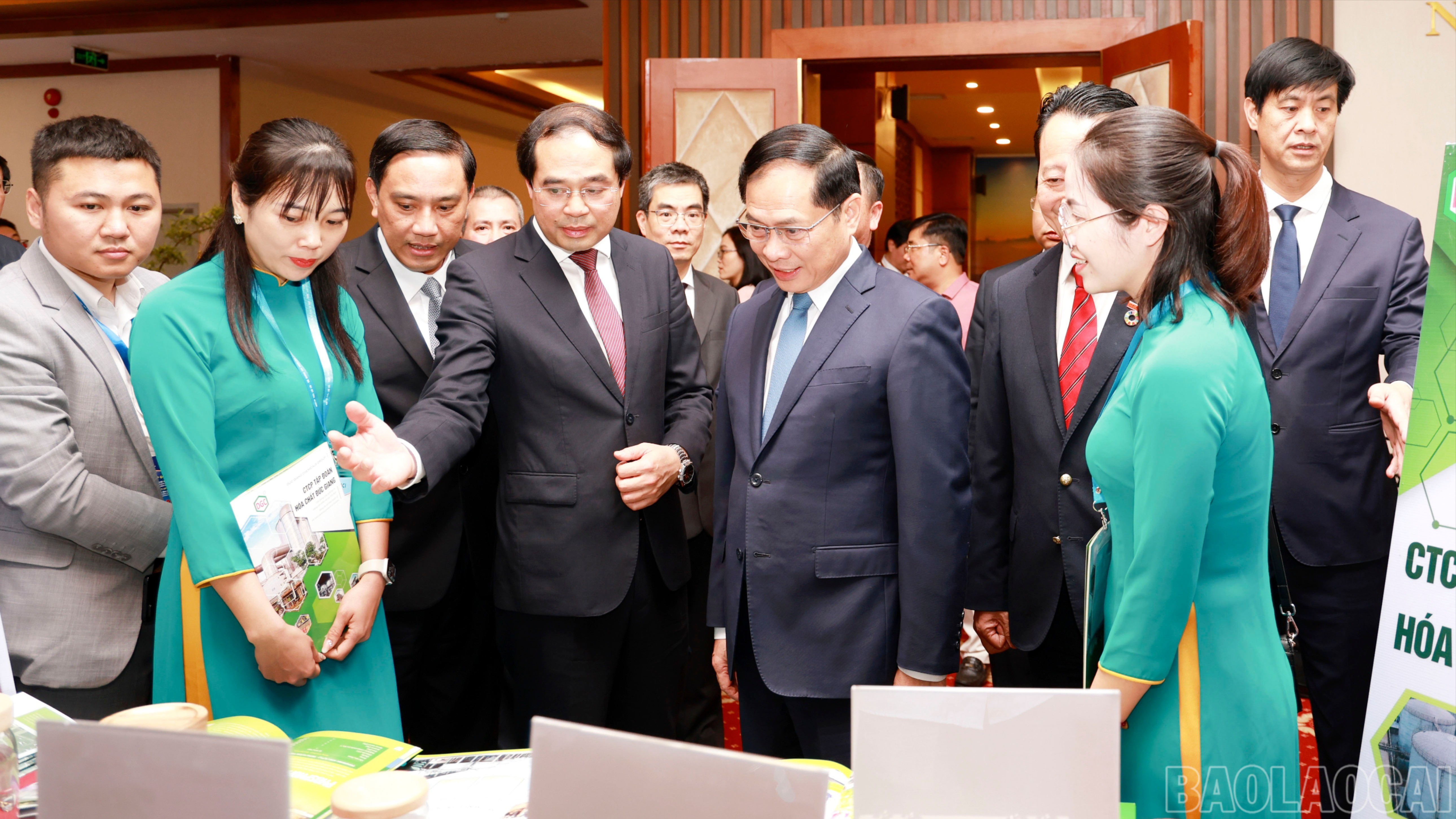 Đồng chí Trịnh Xuân Trường - Bí thư Tỉnh uỷ Lào Cai nhiệm kỳ 2020 - 2025 giới thiệu với đồng chí Bộ trưởng Ngoại giao Bùi Thanh Sơn (nay là Phó Thủ tướng Chính phủ) tại Hội nghị Gặp gỡ Lào Cai tháng 3/2025. baolaocai-br_060a0251.jpg