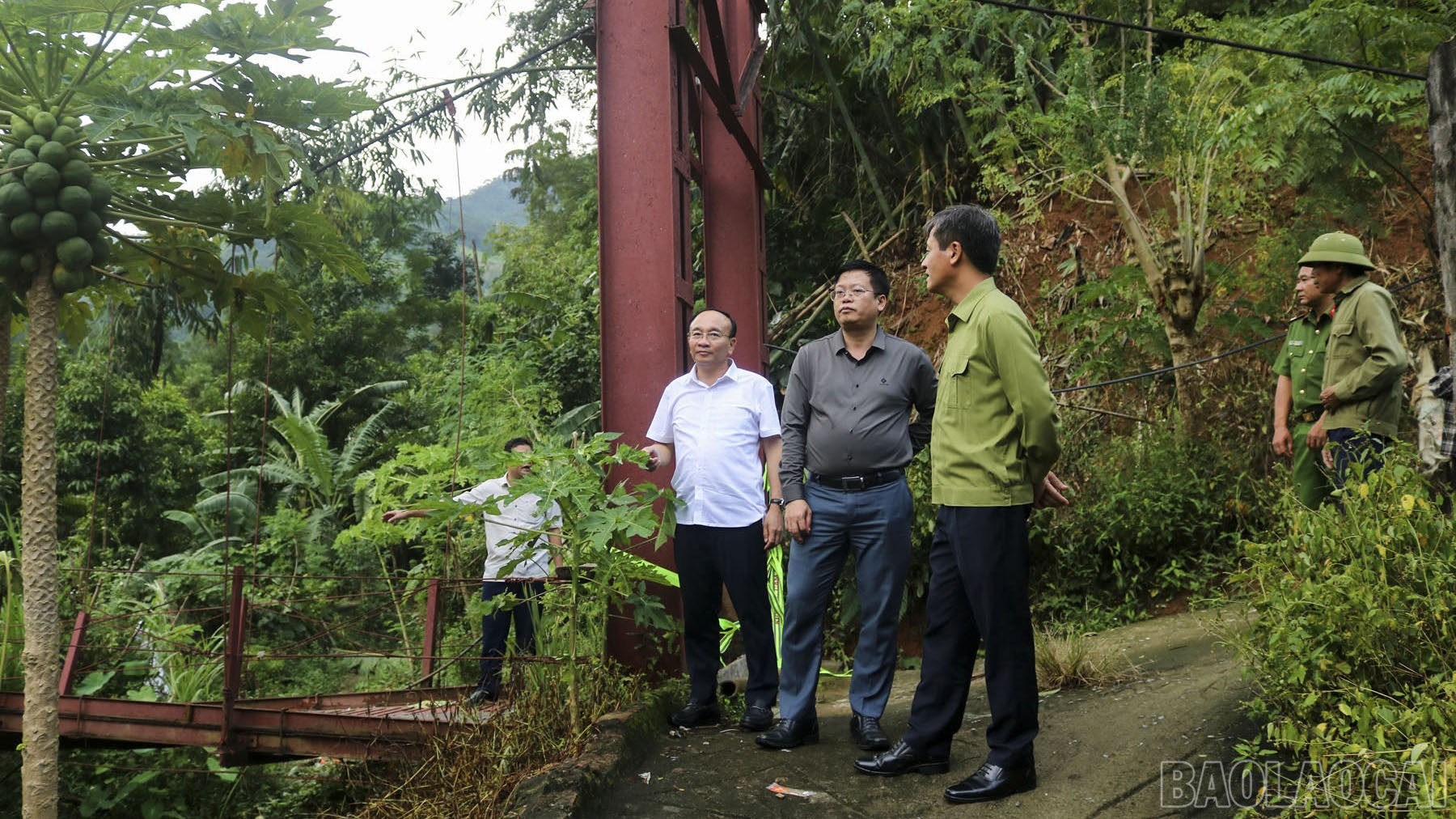 Đồng chí Nguyễn Thế Phước kiểm tra thực tế tại cầu treo Tả Ngảo.