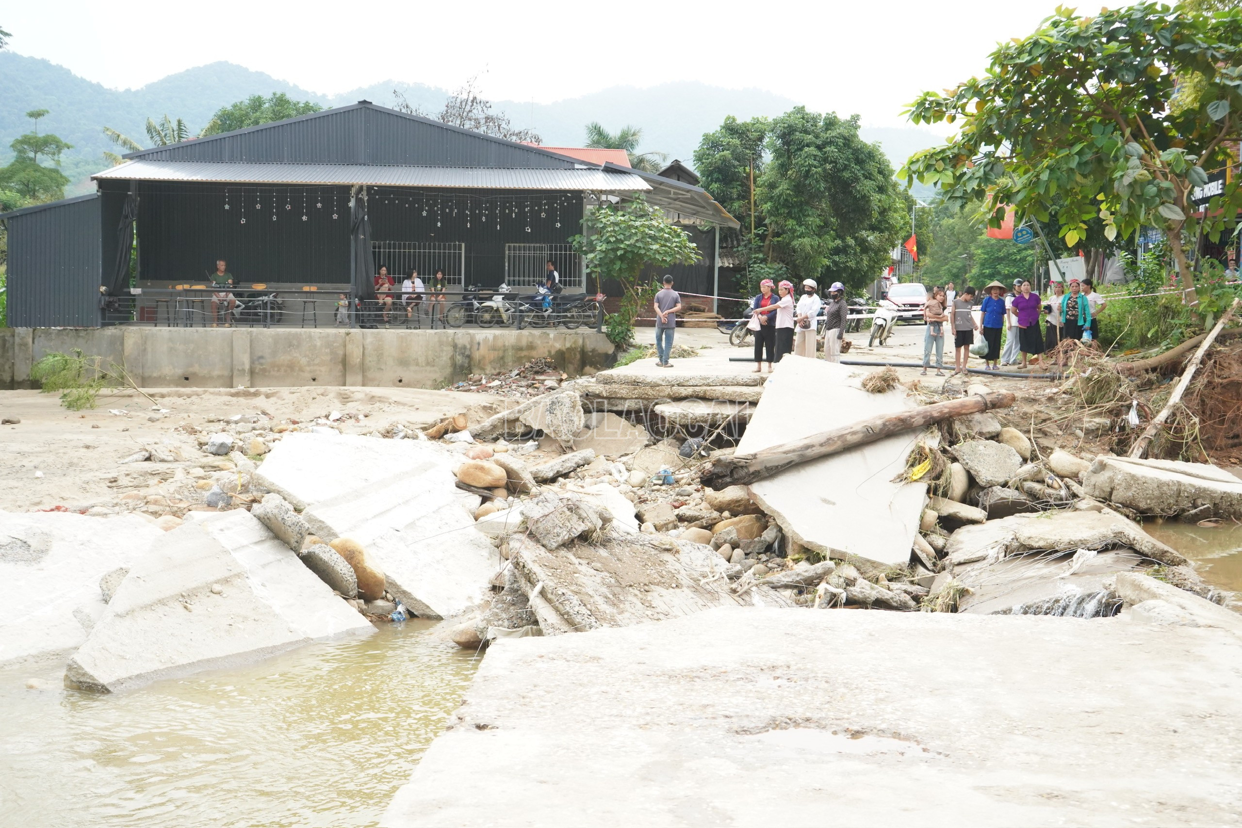 Do ảnh hưởng của hoàn lưu bão số 10, các xã thuộc khu vực Văn Bàn chịu nhiều thiệt hại về hạ tầng, nhà ở và sản xuất.