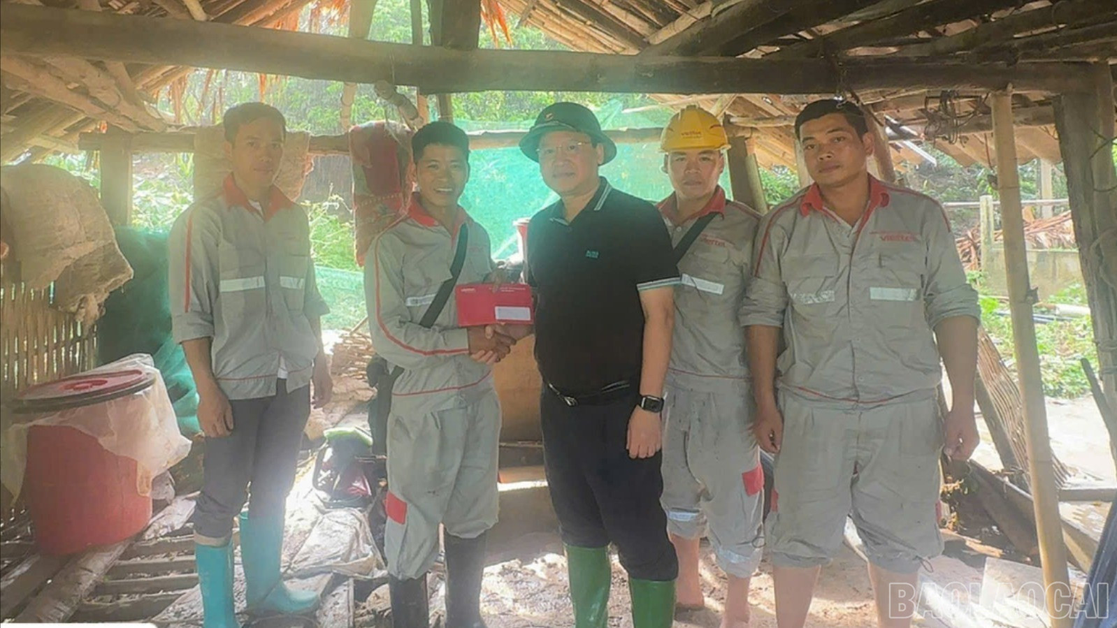 Đồng chí Thái Lương Hoà - Giám đốc Viettel Lào Cai trực tiếp chỉ đạo và động viên nhân viên tại địa bàn. baolaocai-br_722c071e35e6bfb8e6f7.jpg