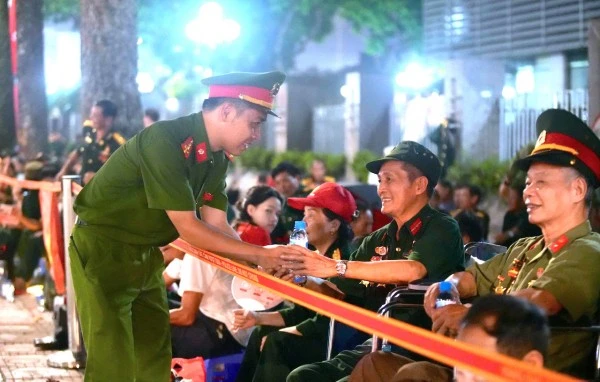 CBCS Công an làm nhiệm vụ bảo đảm ANTT, hỗ trợ các cựu chiến binh tại khu vực đường Hùng Vương.