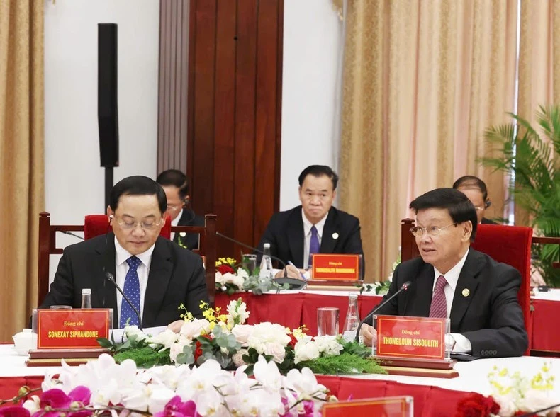 Tổng Bí thư Đảng Nhân dân Cách mạng Lào, Chủ tịch nước Cộng hòa Dân chủ Nhân dân Lào Thongloun Sisoulith và Thủ tướng Lào Sonsay Siphandon.