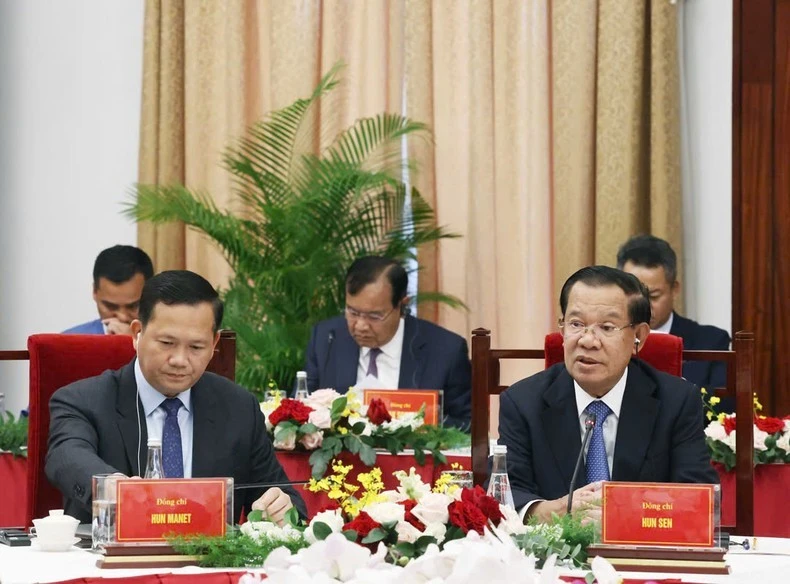 Chủ tịch Đảng Nhân dân Campuchia, Chủ tịch Thượng viện Vương quốc Campuchia Hun Sen và Thủ tướng Campuchia Hun Manet.