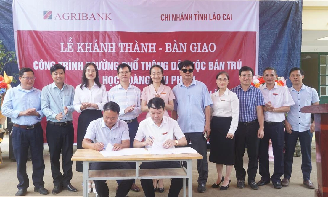 lãnh dạo agribank chi nhánh tỉnh Lào Cai bàn giao công trình cho trường PTDT Bán trú Tiểu học Hoàng Thu Phố 2.JPG