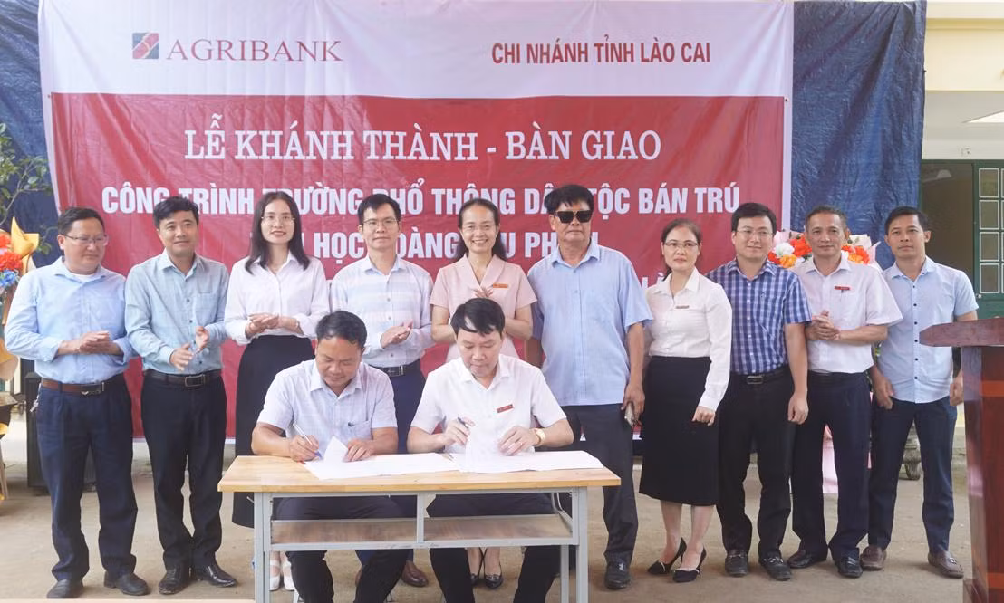lãnh dạo agribank chi nhánh tỉnh Lào Cai bàn giao công trình cho trường PTDT Bán trú Tiểu học Hoàng Thu Phố 2.JPG