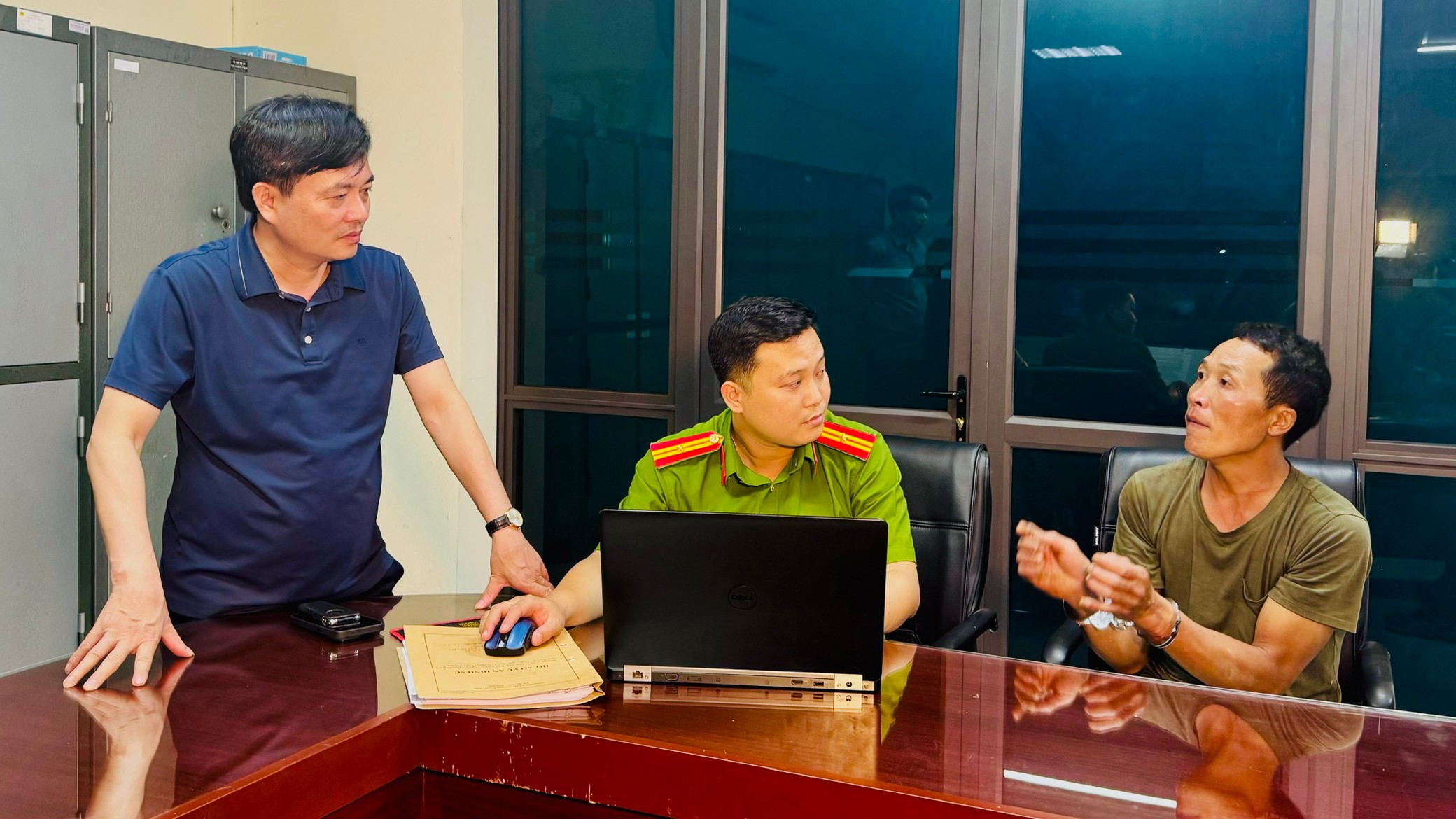 Đại tá Trần Quốc Huy, Phó Giám đốc Công an tỉnh trực tiếp tra hỏi đối tượng. anh-2-dai-ta-tran-quoc-huy-pho-giam-doc-cong-an-tinh-truc-tiep-tra-hoi-doi-tuong.jpg