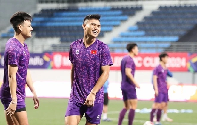 5. Phạm Xuân Mạnh. Không phải Tấn Tài hay Văn Thanh, Xuân Mạnh mới đang là hậu vệ lệch phải chơi tốt nhất của đội tuyển Việt Nam. Nền tảng thể lực sung mãn, lên công về thủ nhịp nhàng và chính xác, Xuân Mạnh khiến cánh phải của đội tuyển Việt Nam trở nên giàu sức sống. Ở lượt đi, hậu vệ xứ Nghệ này được chấm 7,8 điểm, chỉ xếp sau Xuân Son. Điều đó cho thấy vai trò quan trọng của anh trong hệ thống phòng ngự của HLV Kim Sang-sik.