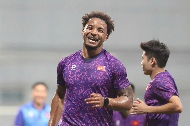 2. Nguyễn Xuân Son. 3 bàn, 2 kiến tạo sau 2 trận đầu tiên cho đội tuyển Việt Nam là màn ra mắt không thể tuyệt vời hơn của Nguyễn Xuân Son (tên Brazil là Rafaelson). Ngoài ra, chân sút này còn khiến các cổ động viên bay bổng với những pha xử lý xuất thần, khiến hàng công tuyển Việt Nam trở nên rất khó lường. Với khát khao cháy bỏng cùng nền tảng thể lực của Xuân Son, HLV Kim Sang-sik sẽ tiếp tục xếp tiền đạo này đá chính đêm nay để Xuân Son tự viết tiếp giấc mơ cho mình và cho đội tuyển Việt Nam.