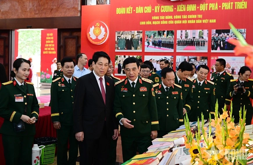 Chủ tịch nước Lương Cường và các đại biểu tham quan gian trưng bày phục vụ đại hội trước buổi làm việc.