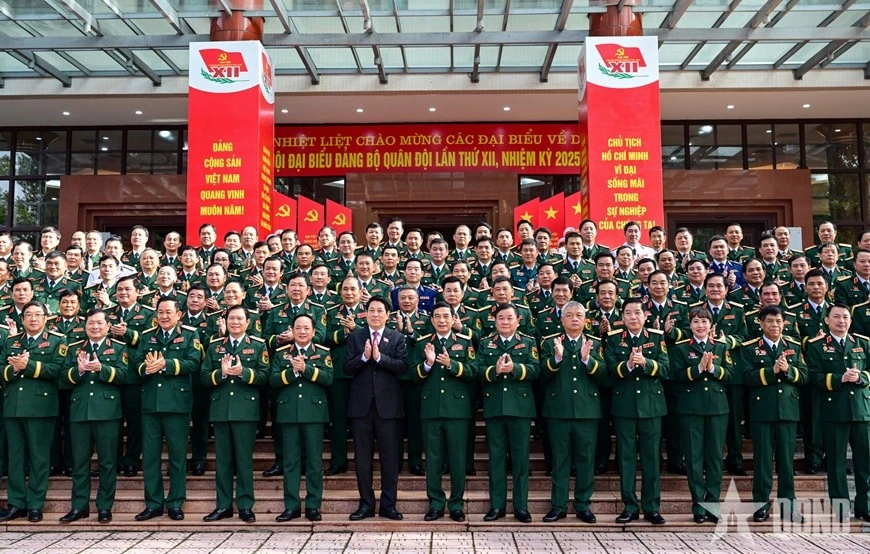 Chủ tịch nước Lương Cường cùng lãnh đạo Bộ Quốc phòng và các đại biểu dự đại hội.