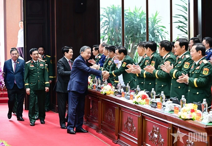 Tổng Bí thư Tô Lâm, Bí thư Quân ủy Trung ương; Chủ tịch nước Lương Cường, Ủy viên Bộ Chính trị, Ủy viên Thường vụ Quân ủy Trung ương, cùng các đại biểu dự ngày làm việc thứ ba của đại hội.