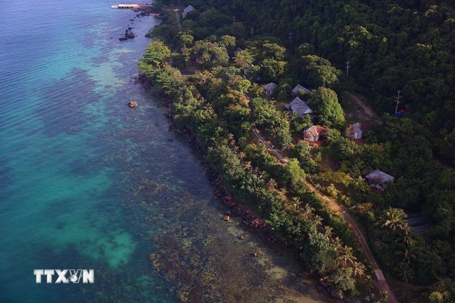 Phú Quốc có nhiều bãi biển đẹp trải dài từ phía Bắc đến phía Nam với nhiều đảo lớn nhỏ.