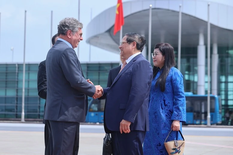 Đại sứ Brazil tại Việt Nam Marco Farani tiễn Thủ tướng Phạm Minh Chính và Phu nhân Lê Thị Bích Trân tại sân bay quốc tế Nội Bài.