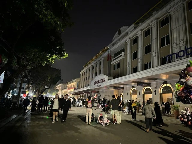 Hoạt động tắt đèn hưởng ứng Giờ Trái đất được thực hiện tại nhiều khu vực.