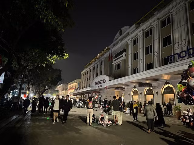 Hoạt động tắt đèn hưởng ứng Giờ Trái đất được thực hiện tại nhiều khu vực.