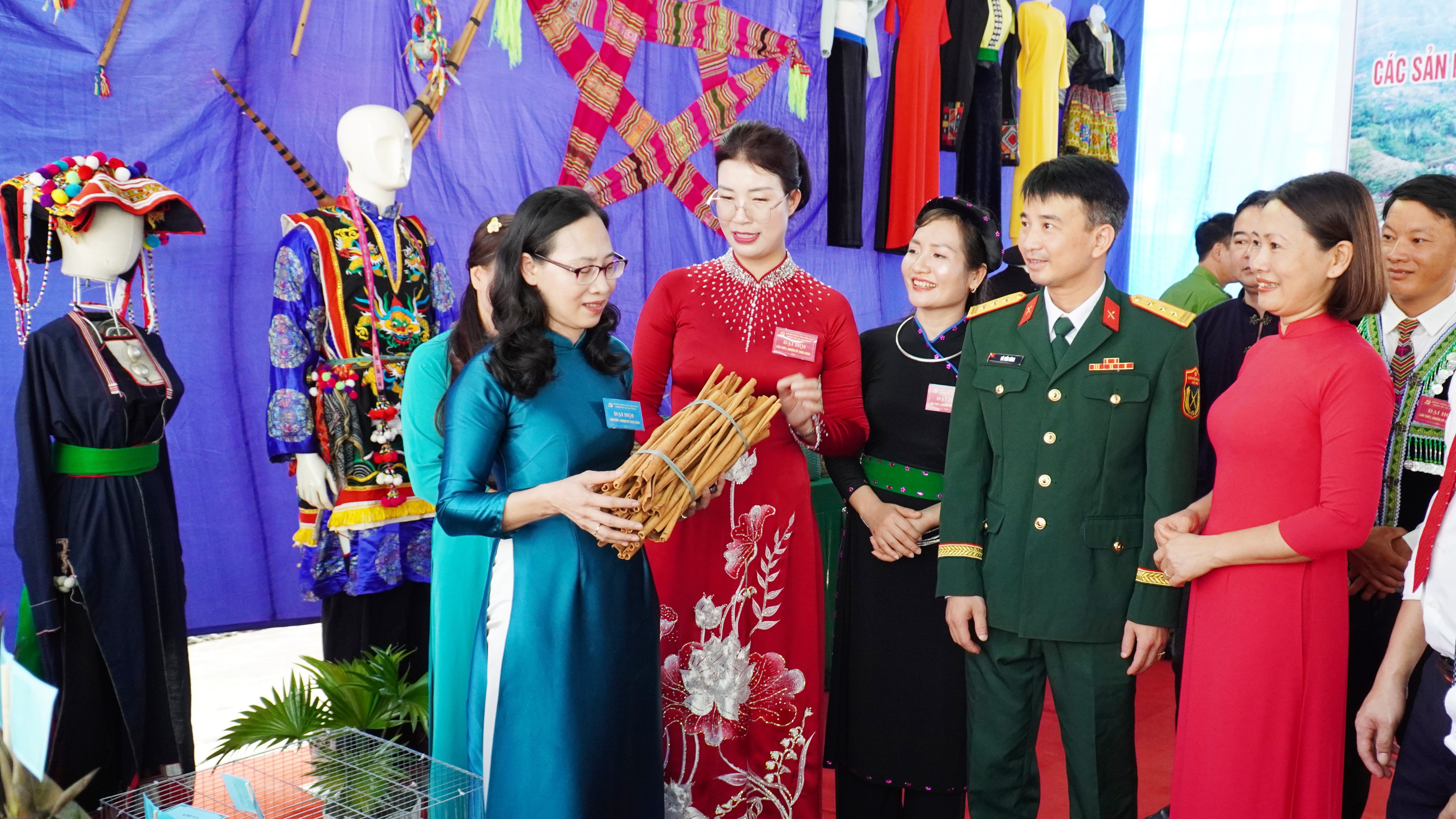 Các đại biểu tham quan gian hàng giới thiệu các sản phẩm thế mạnh của xã Cát Thịnh. dsc06880.jpg