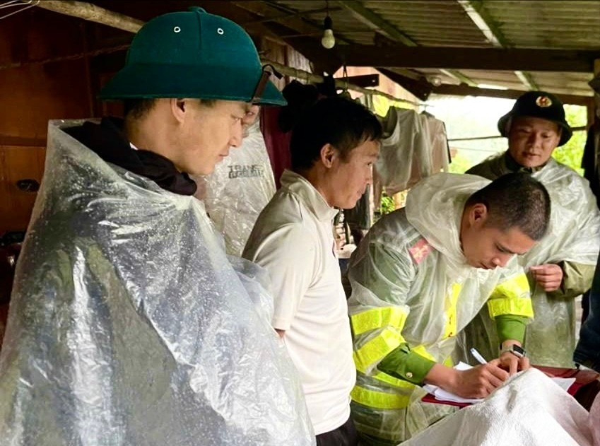 Cấp ủy, chính quyền và lực lượng chức năng vận động người dân di dời đến nơi an toàn. Cấp ủy, chính quyền và lực lượng chức năng vận động người dân di dời đến nơi an toàn.