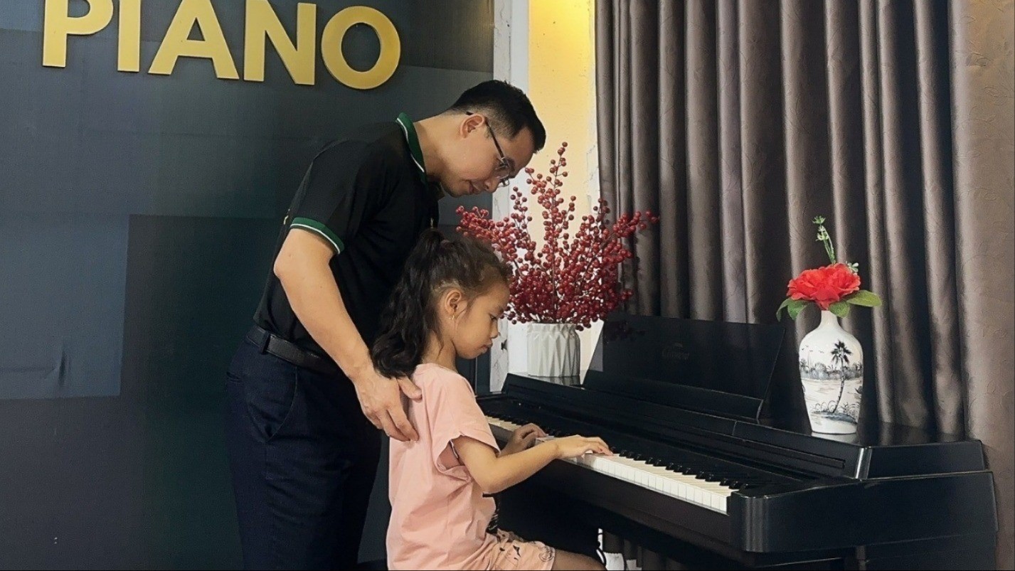 Nhạc sĩ Vũ Đình Trọng dạy học trò chơi Piano. d45af6de648eefd0b69f.jpg