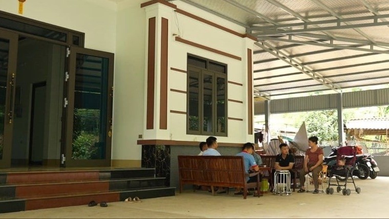 Gia đình bà Hiên trong ngôi nhà mới khang trang. c0937t01-112359-867-091429.jpg