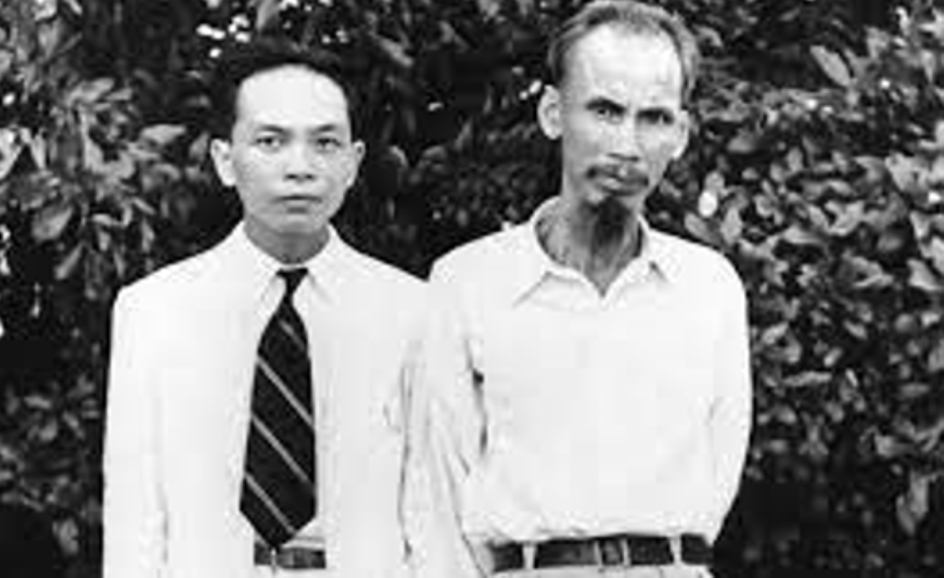 Lãnh tụ Hồ Chí Minh và đồng chí Võ Nguyên Giáp tại Khu giải phóng, năm 1945. Ảnh tư liệu Lãnh tụ Hồ Chí Minh và đồng chí Võ Nguyên Giáp tại Khu giải phóng, năm 1945. Ảnh tư liệu