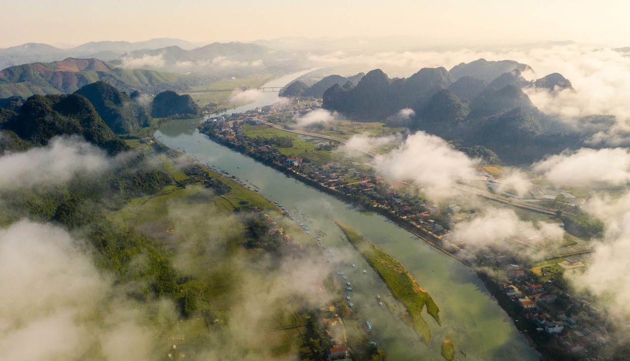 Phong Nha- Kẻ Bàng (Quảng Trị, Việt Nam) là một khối núi đá vôi được hình thành cách đây 400 triệu năm, rộng hàng trăm nghìn hecta, nối liền với Hin Nam Nô (Khăm Muồn, Lào). Phong Nha- Kẻ Bàng (Quảng Trị, Việt Nam) là một khối núi đá vôi được hình thành cách đây 400 triệu năm, rộng hàng trăm nghìn hecta, nối liền với Hin Nam Nô (Khăm Muồn, Lào).