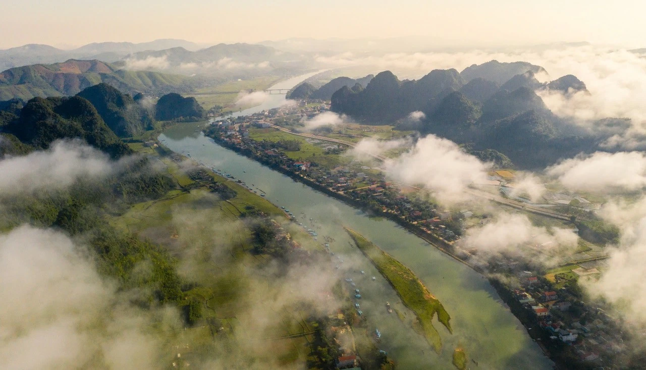Phong Nha- Kẻ Bàng (Quảng Trị, Việt Nam) là một khối núi đá vôi được hình thành cách đây 400 triệu năm, rộng hàng trăm nghìn hecta, nối liền với Hin Nam Nô (Khăm Muồn, Lào).