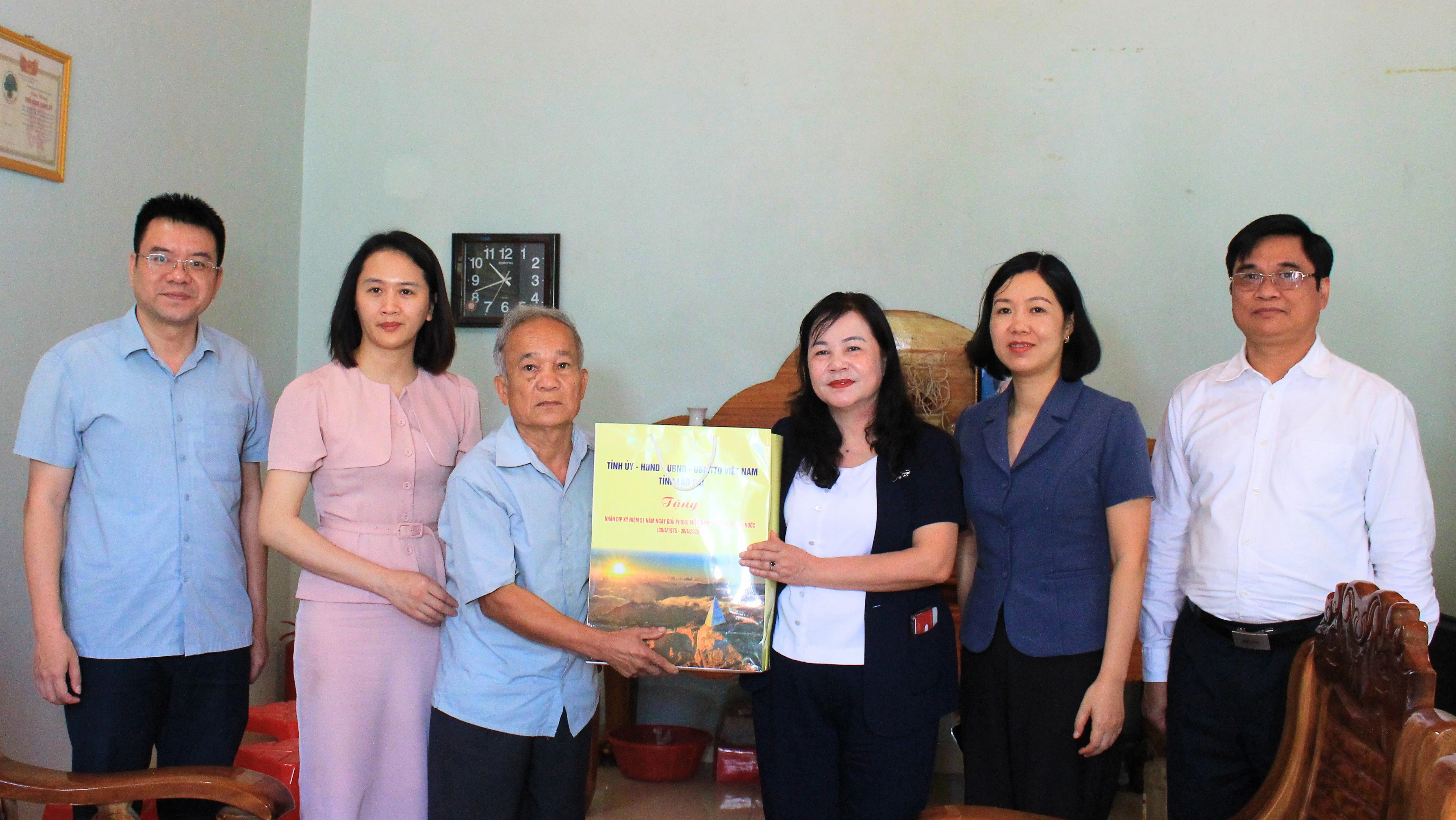 Đoàn công tác thăm, tặng quà ông Nguyễn Viết Thạch.