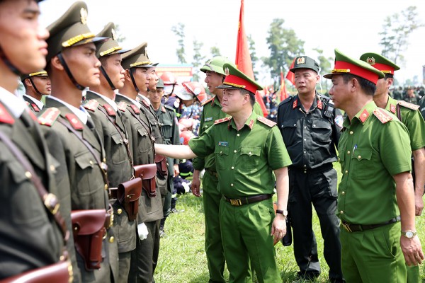 Lieutenant General Nguyen Ngoc Van, Commander of the Mobile Police; Colonel Pham Huu Thinh, Deputy Commander of the Mobile Police, Commander of the A80 Parade Command Center, and delegates visited and encouraged soldiers and students at the training ground. Trung tướng Nguyễn Ngọc Vân, Tư lệnh Cảnh sát cơ động; Đại tá Phạm Hữu Thinh, Phó Tư lệnh Cảnh sát cơ động, Chỉ huy trưởng Sở chỉ huy diễu binh, diễu hành A80 cùng các đại biểu thăm hỏi, động viên các chiến sĩ, học viên nơi thao trường.