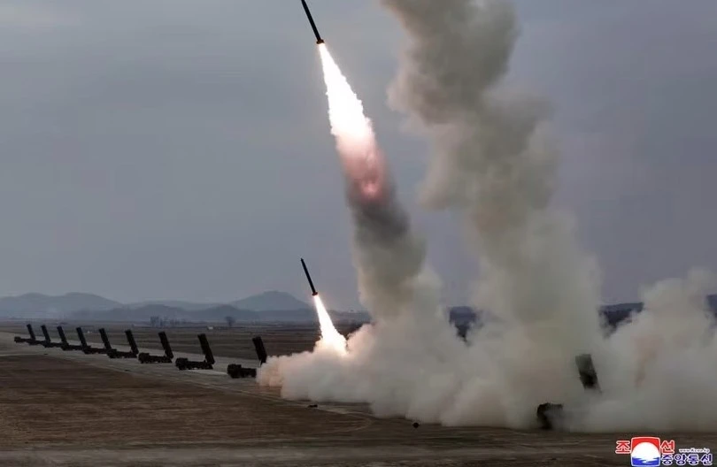 Triều Tiên tiến hành cuộc tập trận tấn công hỏa lực sử dụng hệ thống phóng rocket đa nòng siêu chính xác 600mm vào ngày 14/3.