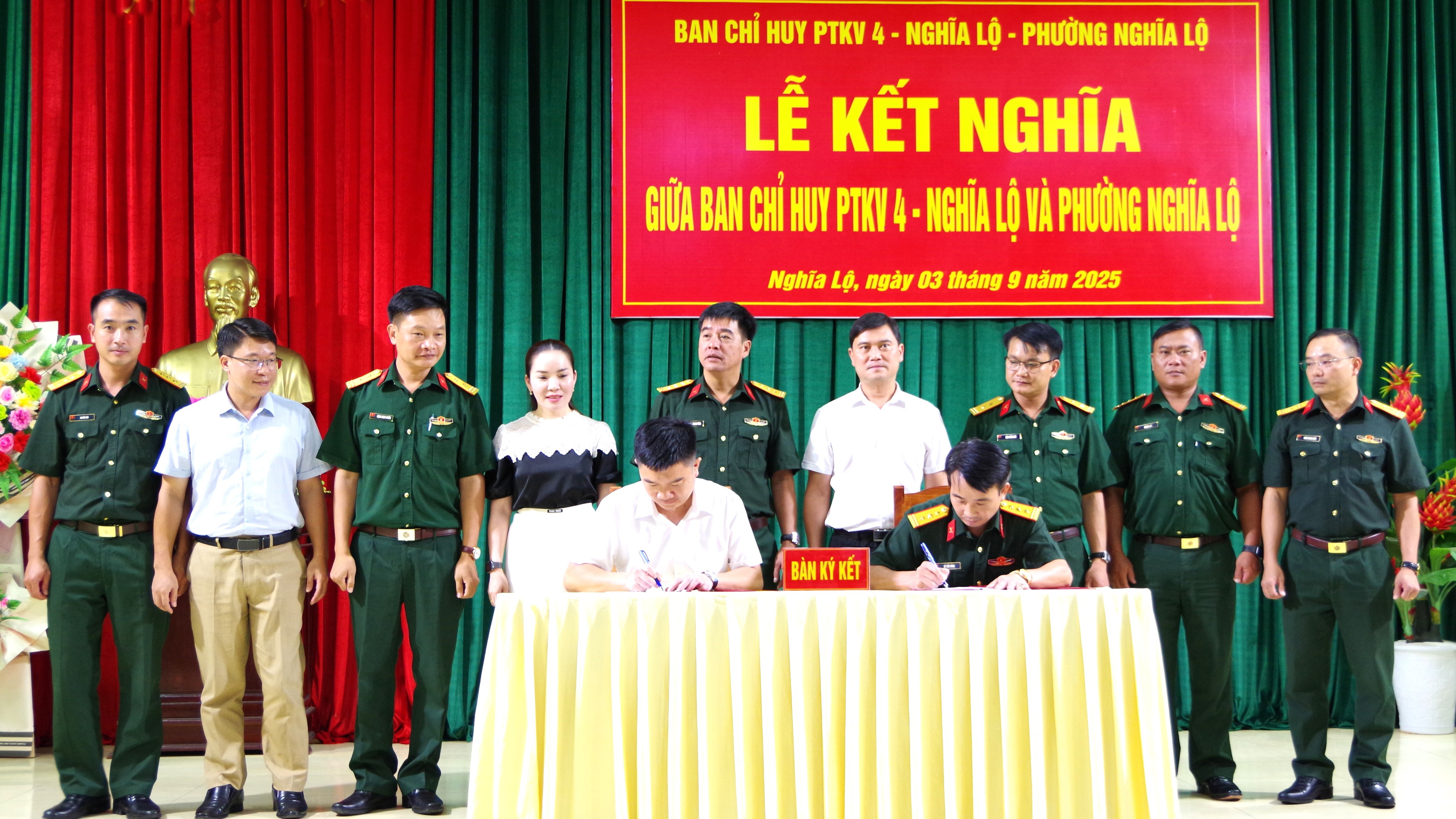 Lãnh đạo Chỉ huy Phòng thủ khu vực 4 - Nghĩa Lộ và phường Nghĩa Lộ chứng kiến ký kết bản giao ước, Quy chế kết nghĩa giữa 2 đơn vị. a3.jpg