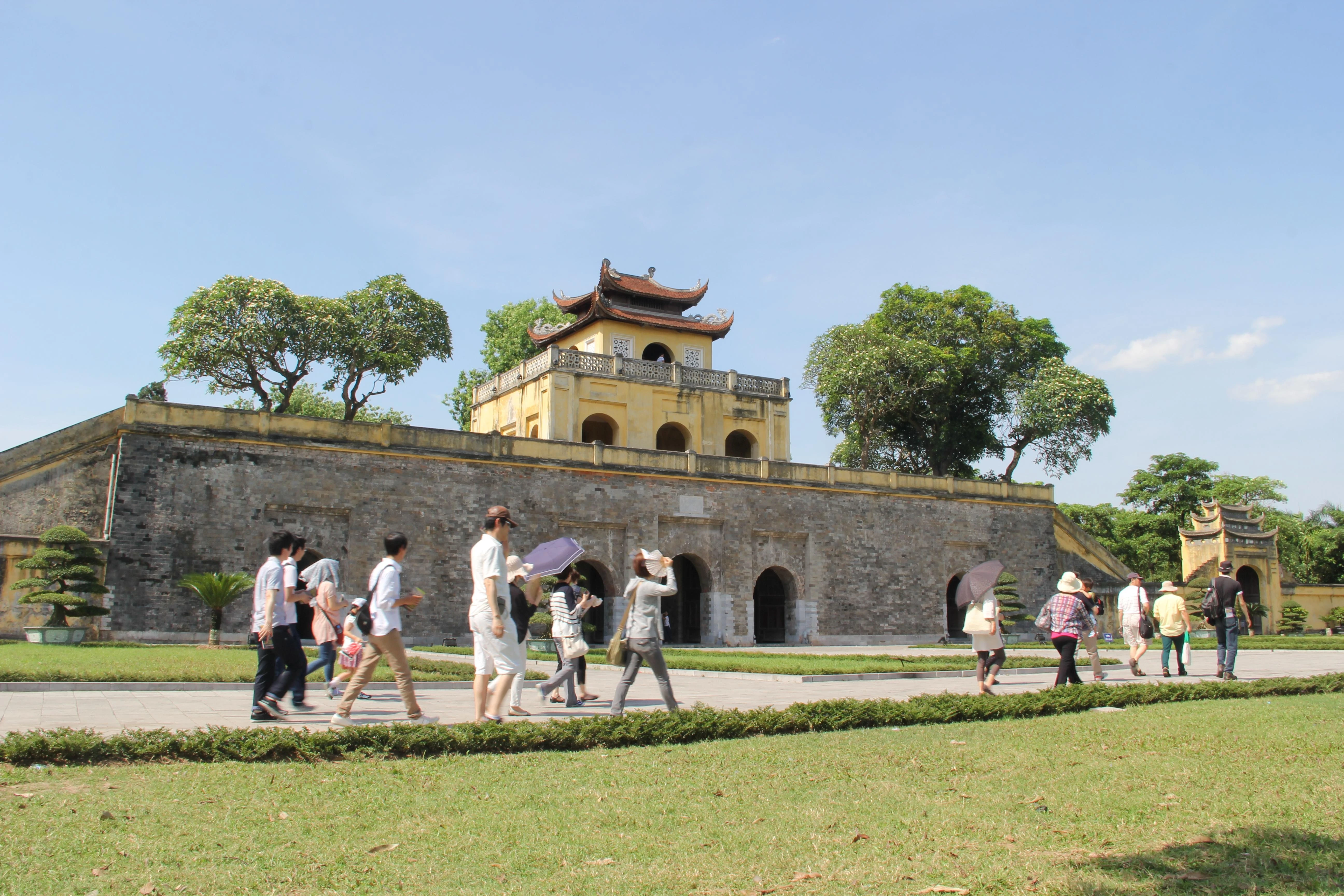 Du khách tham quan Khu di tích Hoàng thành Thăng Long.