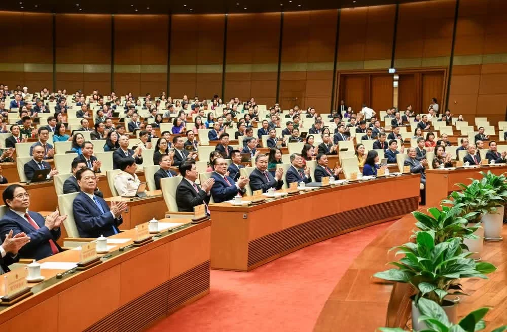 Các đồng chí Lãnh đạo, nguyên Lãnh đạo Đảng và Nhà nước cùng các đại biểu dự phiên bế mạc Kỳ họp.